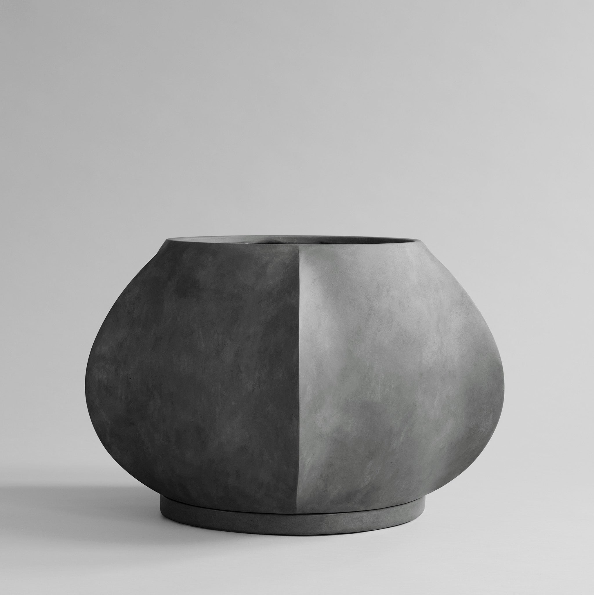 101 CPH Arket Plant Pot, Big - Dark Grey
