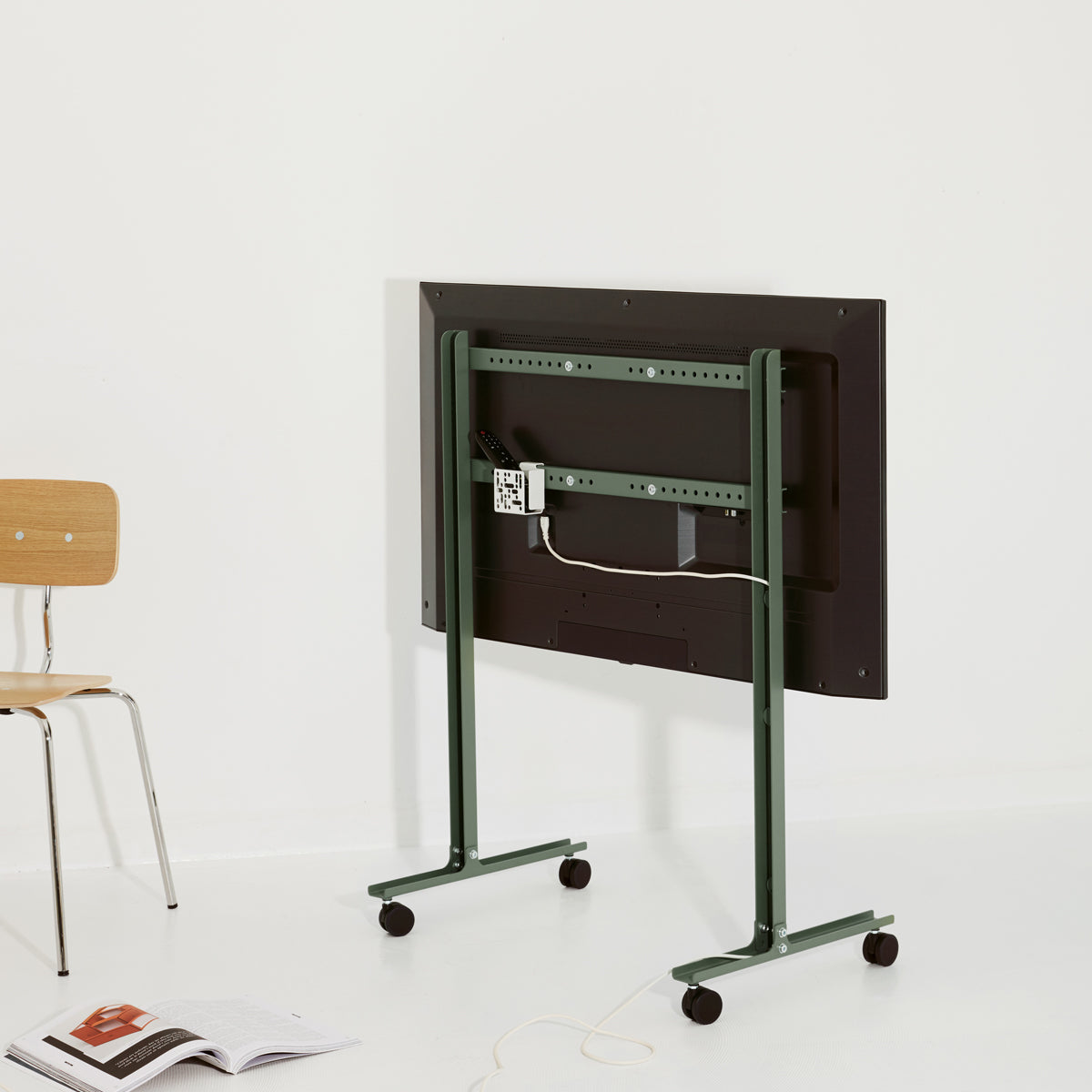 Pedestal Straight Rollin TV Stander