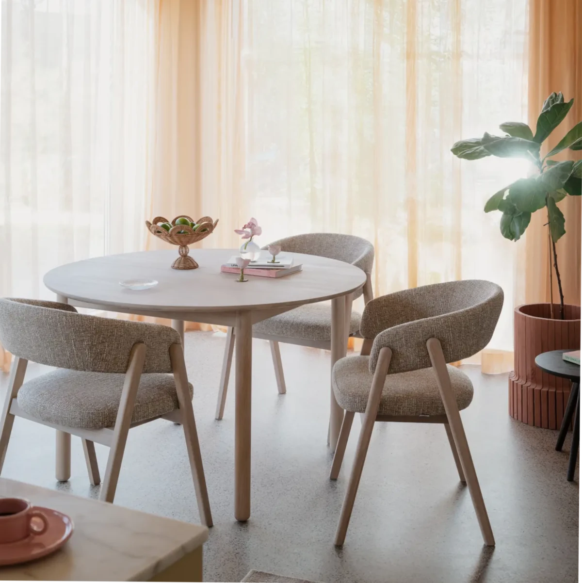Rowico Home Barnaby spisestuestol - mørk beige / lys eg