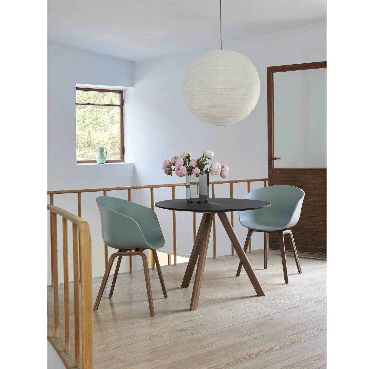 HAY CPH 20 Round Table - Ø90cm - Valnød - Sort Linolium Top