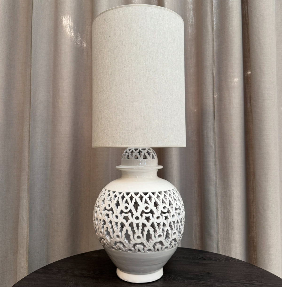 Manipura Living Calada Globe Grande bordlampe - 50x35 - hvid keramik