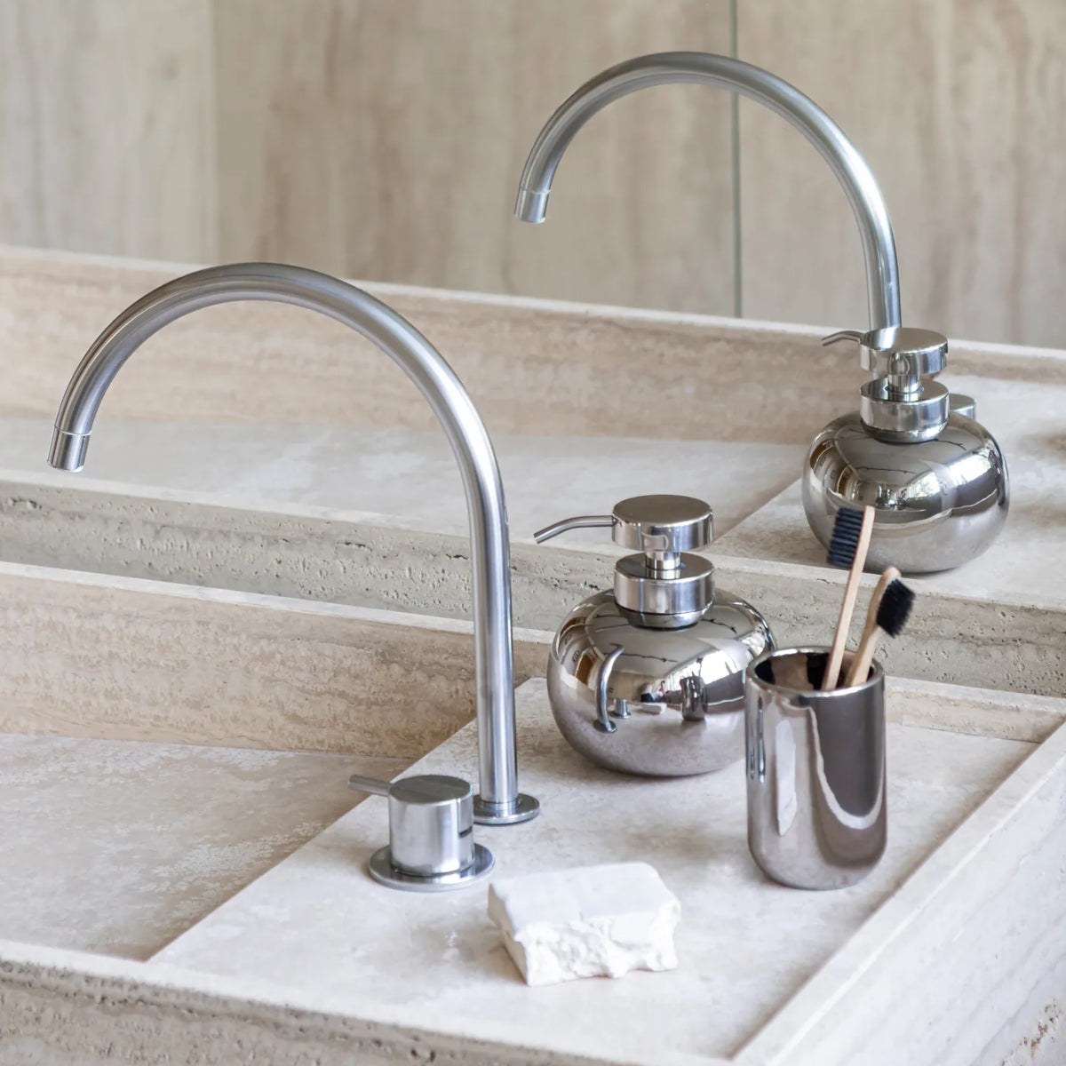 Mette Ditmer Lotus sæbedispenser - low - chrome