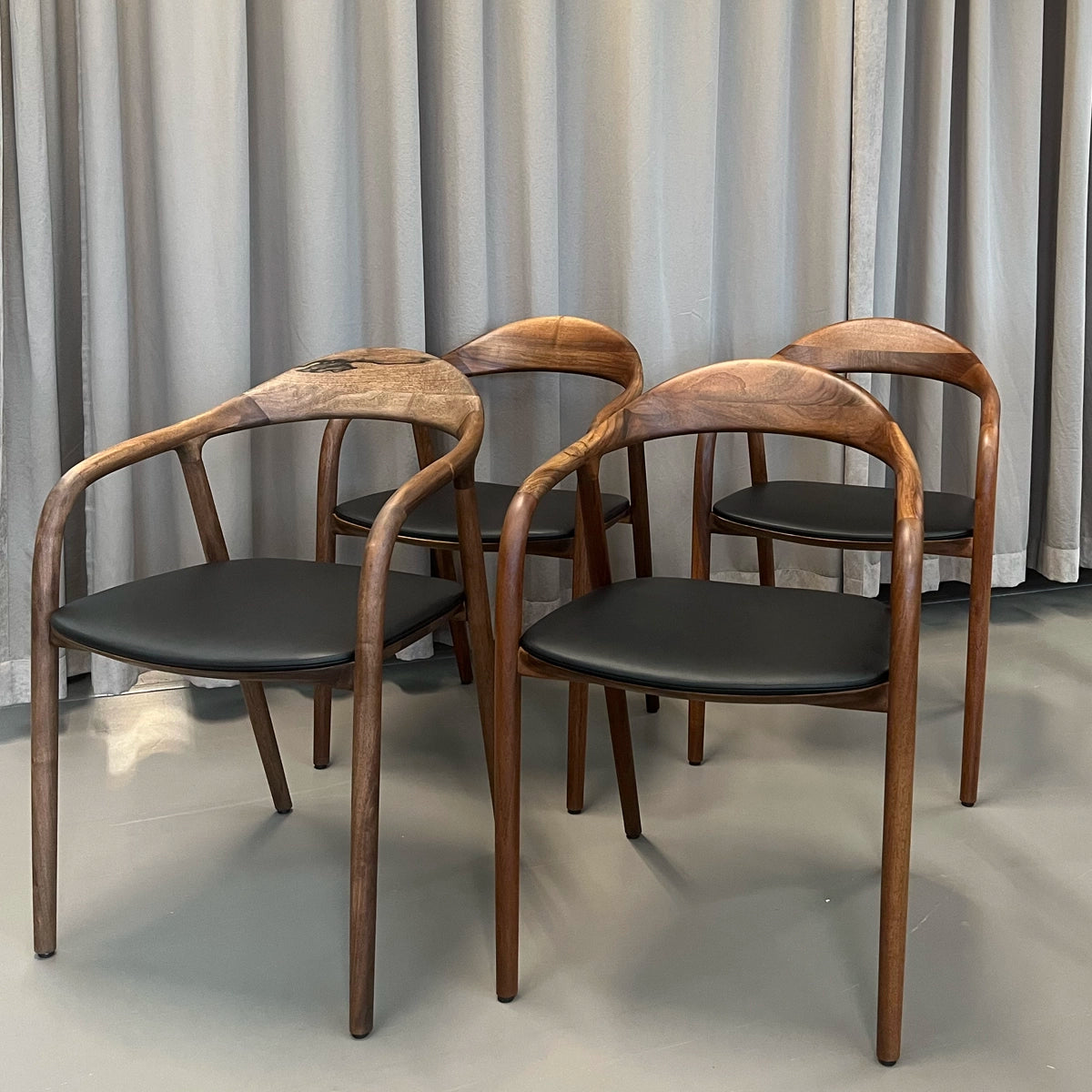 Artisan Neva Chair - Valnød - Sort Zenith Læder - 4 stk. Samlet - DEMO.