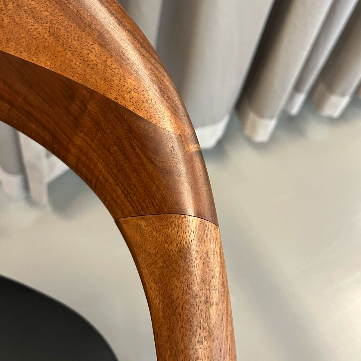 Artisan Neva Chair - Valnød - Sort Zenith Læder - 4 stk. Samlet - DEMO.