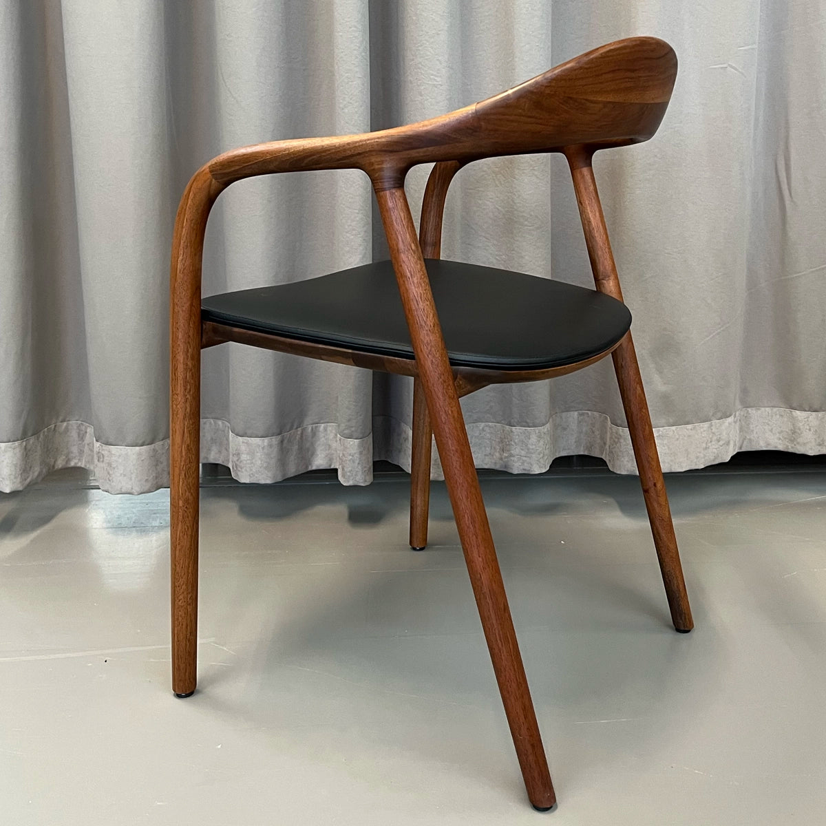 Artisan Neva Chair - Valnød - Sort Zenith Læder - 4 stk. Samlet - DEMO.