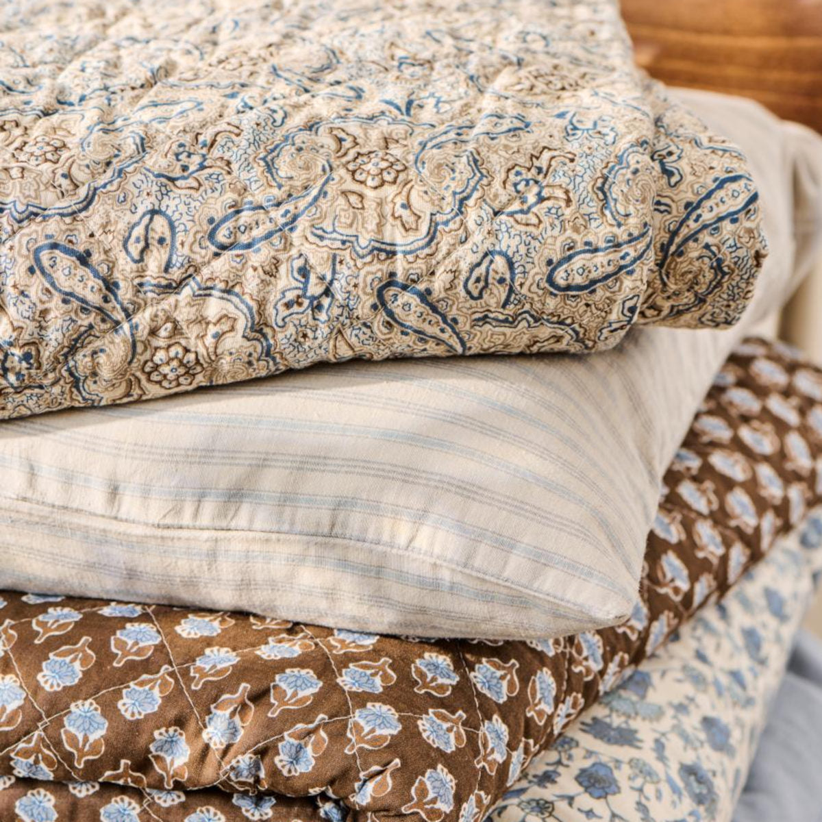 Ib Laursen Quilt plaid - blåt/brunt/sandfarvet paisley mønster