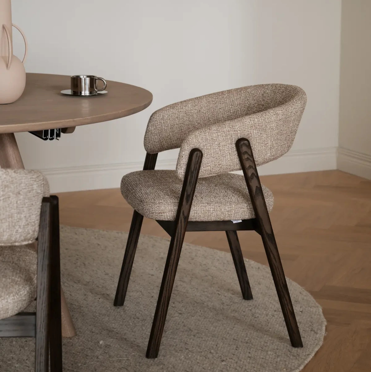 Rowico Home Barnaby spisestuestol - mørk beige / mørk eg
