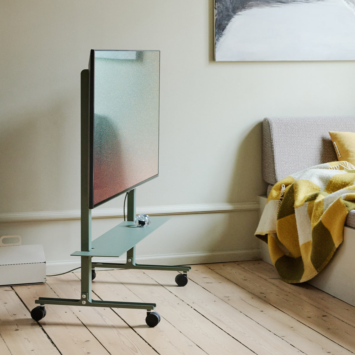 Pedestal Straight Rollin TV Stander