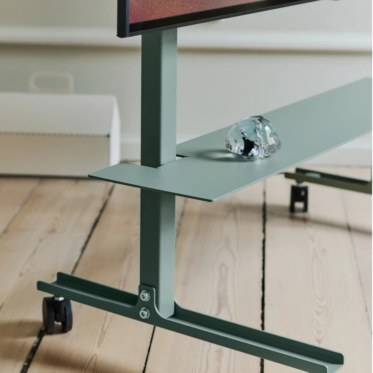 Pedestal Plate Shelf