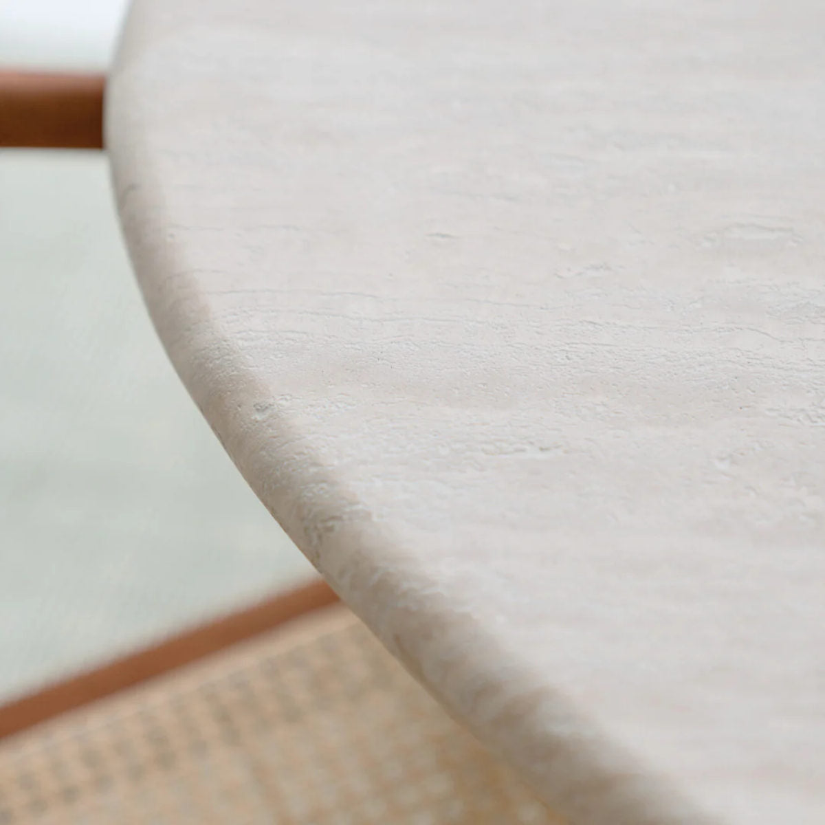 Verdon Reef spisebord - 140x114 - white travertin / latte stoneskin