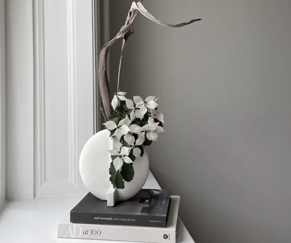 guggenheim vase bone white