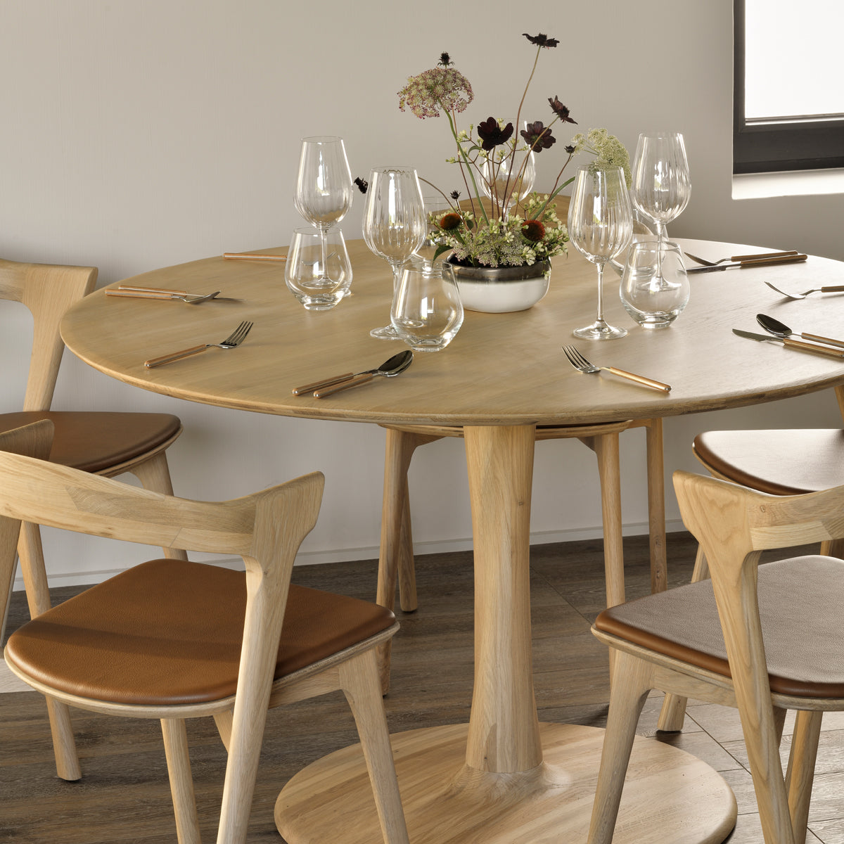 Ethnicraft Torsion Dining Table - Ø127 - Oak