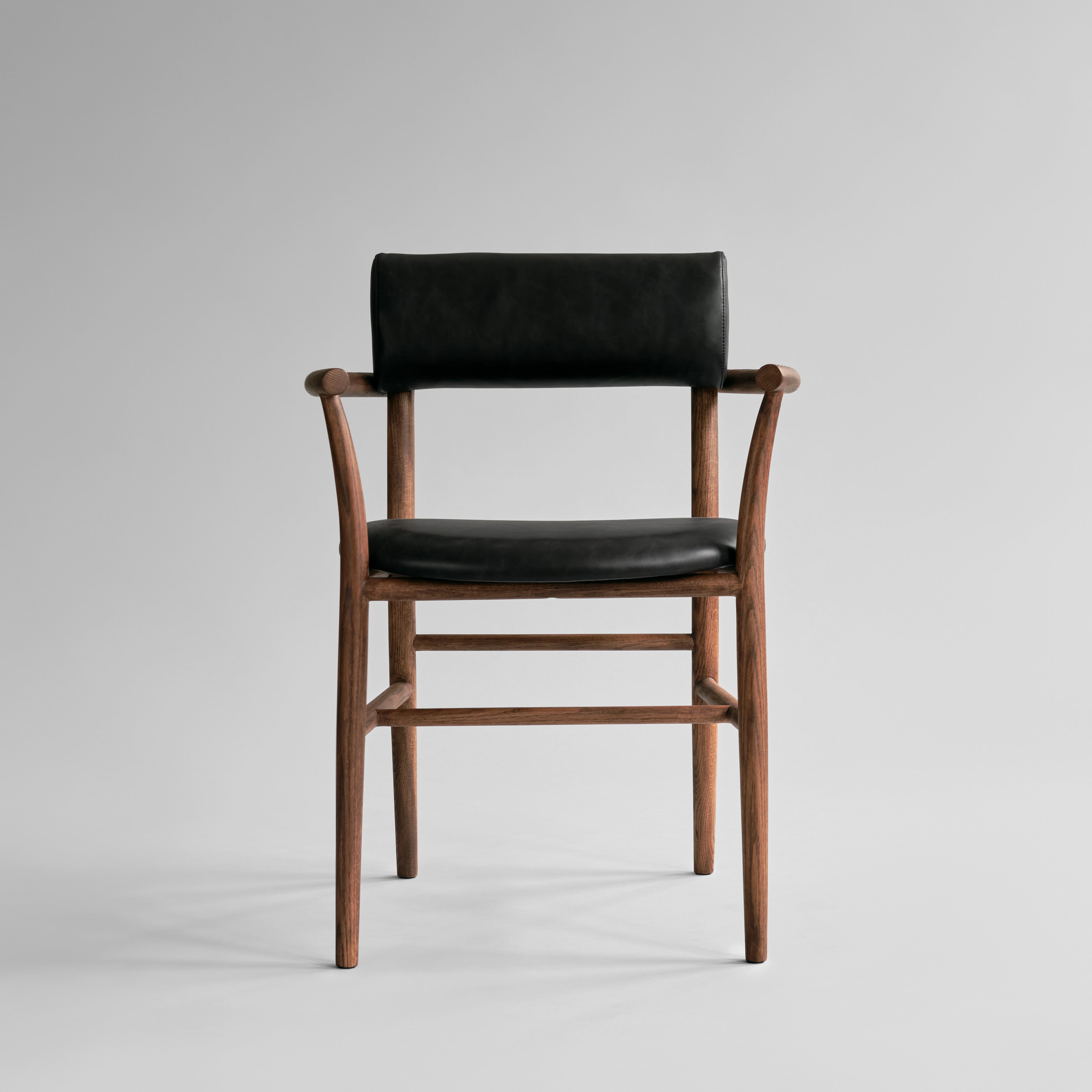 101 CPH Nama Dining Chair, Armrest Classic Brown Oak - Aniline Leather Black