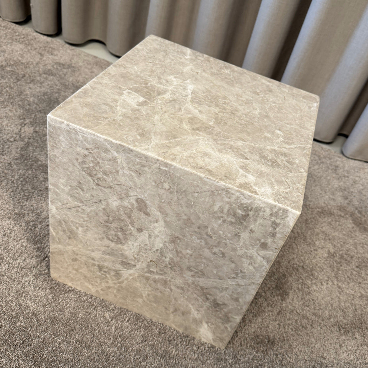 Cubic sidebord - beige marmor - 35x35x35