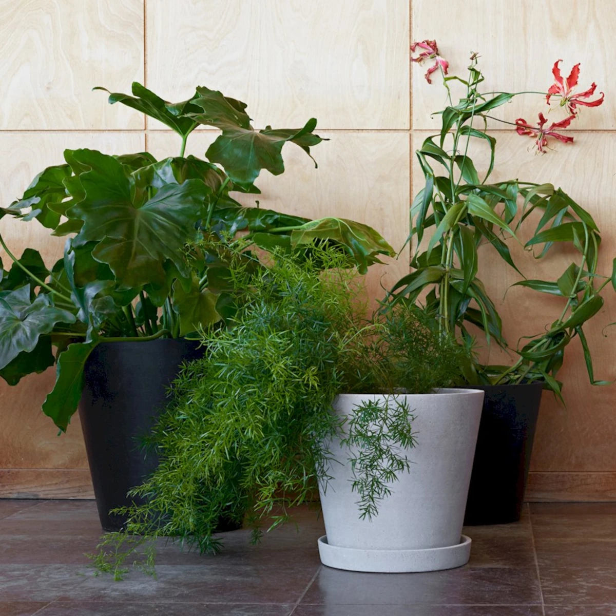 HAY Flowerpot with Saucer - Medium - Black