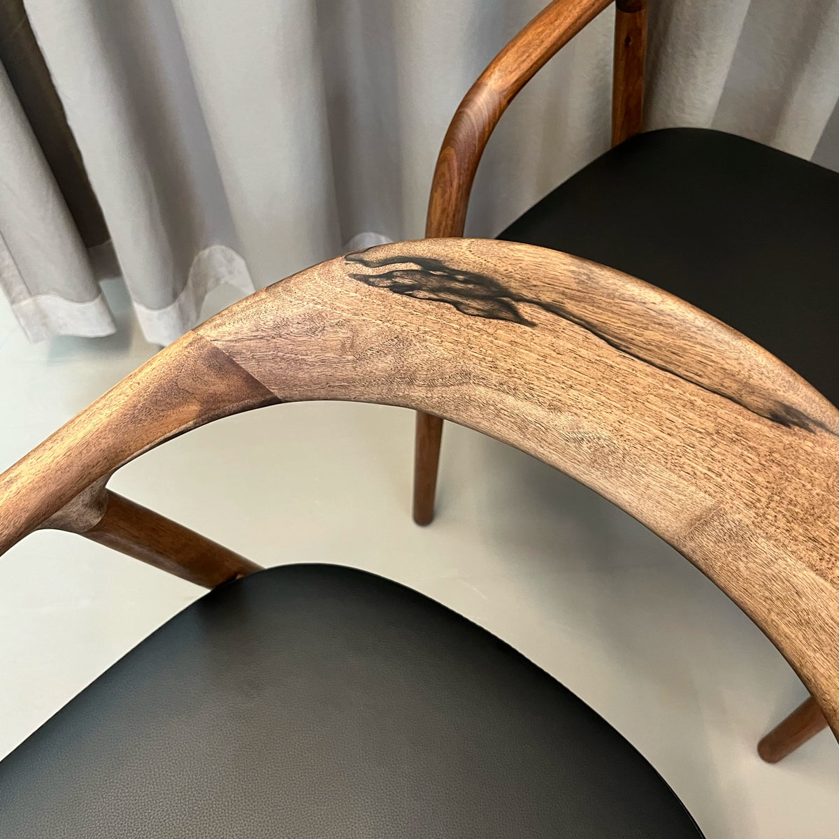 Artisan Neva Chair - Valnød - Sort Zenith Læder - 4 stk. Samlet - DEMO.