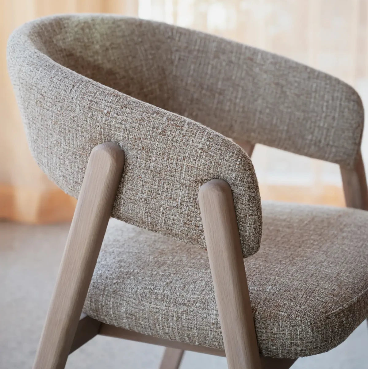 Rowico Home Barnaby spisestuestol - mørk beige / lys eg